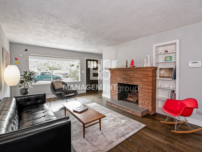 Building Photo - Light & Bright Modern Daylight Ranch Loaded with Updates! Walking Distance to Kennedy School!!!!