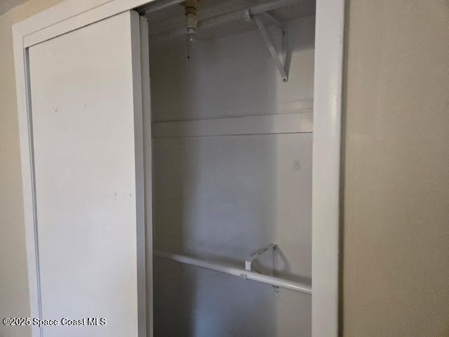 Building Photo - 1077 Shares Dr