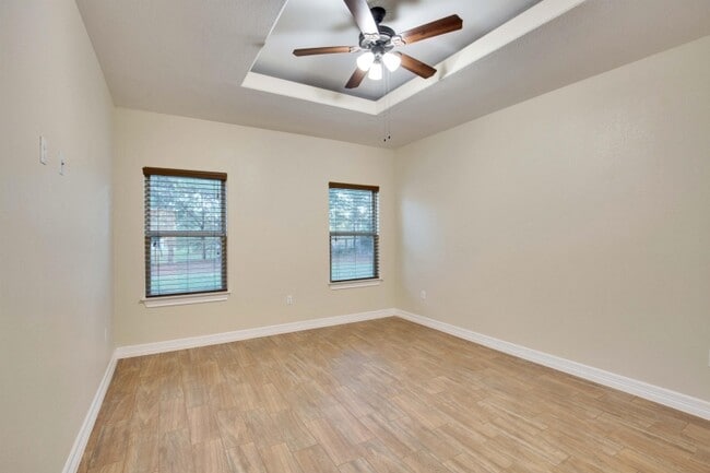 Building Photo - 118 N Buckhorn Dr