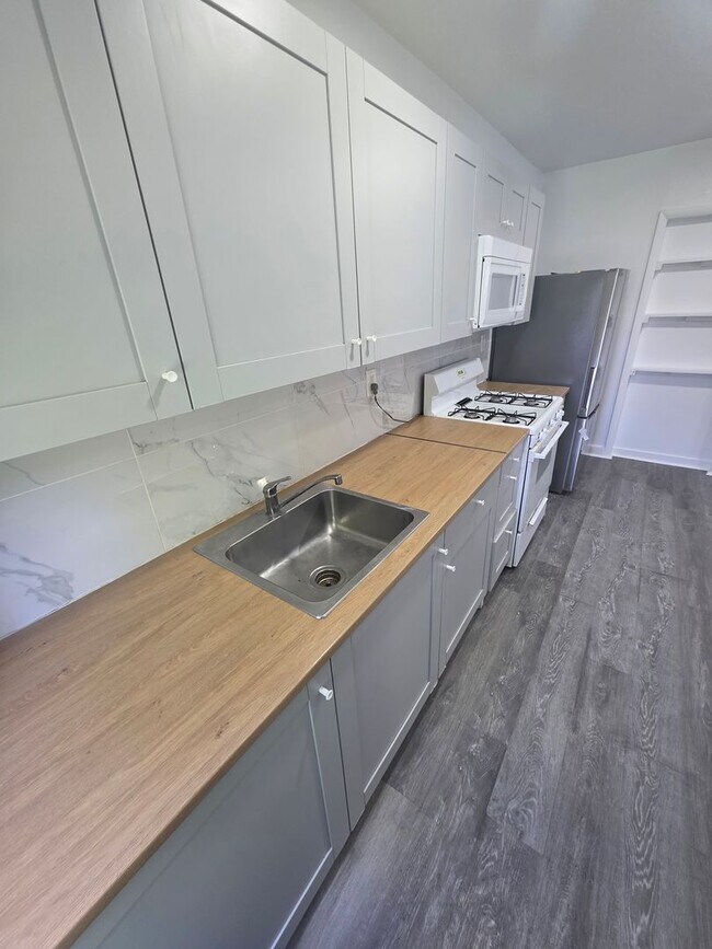Building Photo - 2 bedroom apartment building - Poughkeepsie