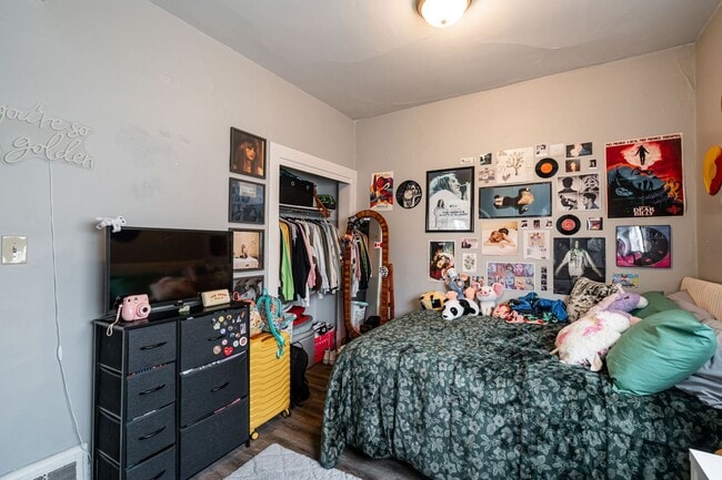 Building Photo - Bartlett Lower steps to campus