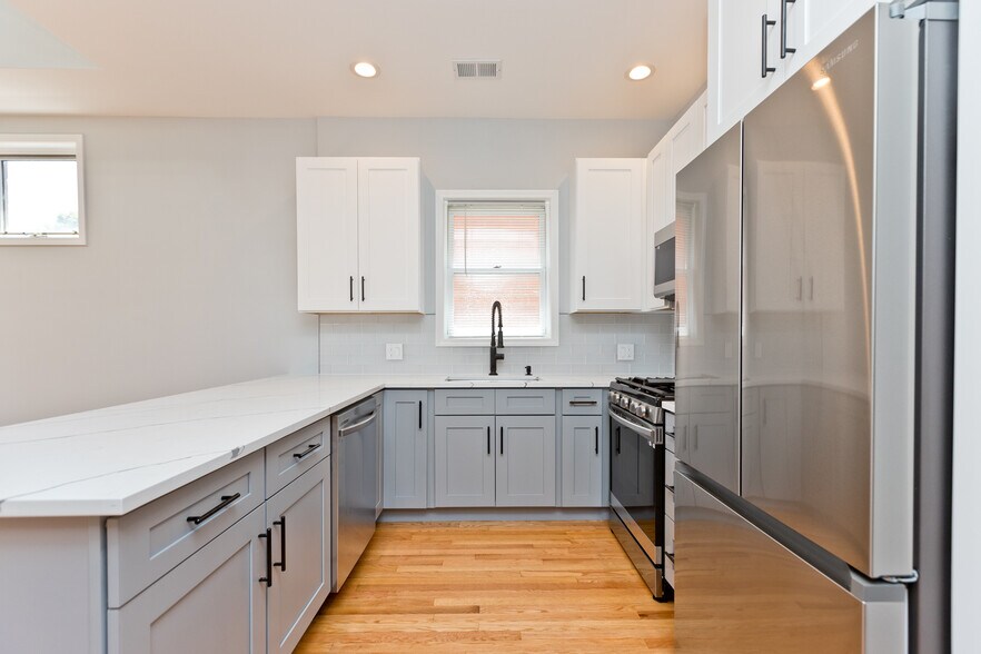 Building Photo - 2338 N Greenview Ave