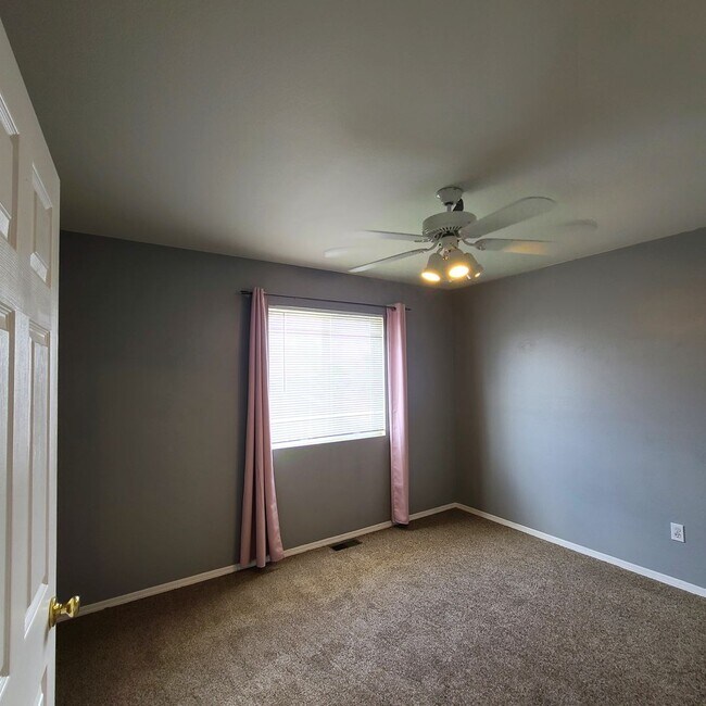 Building Photo - Beautiful home in Briargate Fairfax - D20 - ready to move in NOW!