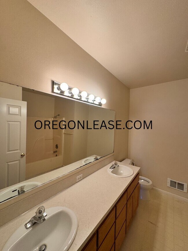 Building Photo - 3 bedroom North Eugene duplex home with full sized garage