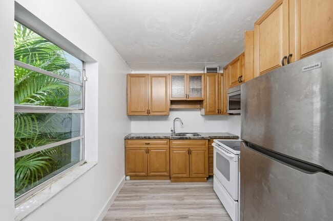 Building Photo - 452 Normandy Ln