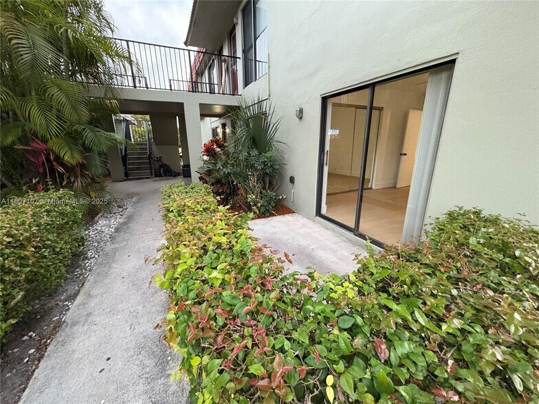 Building Photo - 11342 Royal Palm Blvd
