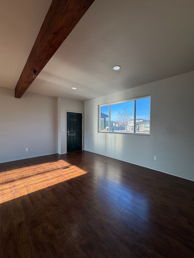 Building Photo - Newly Renovated & Ready to Impress!