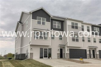 Building Photo - UPDATED!! 2 Bedroom, 2.5 Bath Townhome in Ankeny