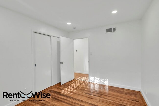 Building Photo - 838 Crompton Rd