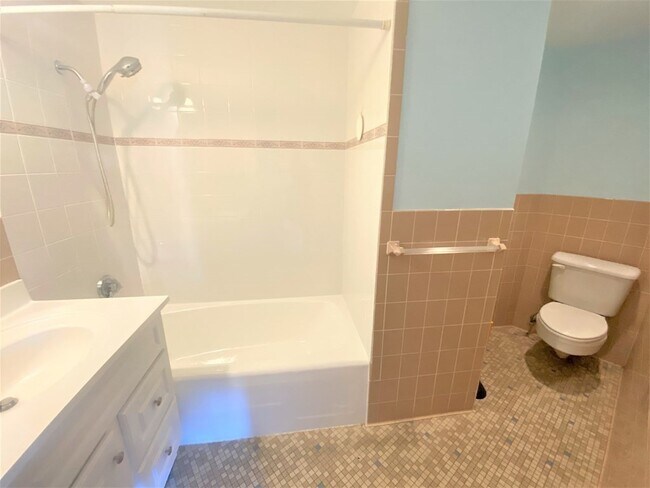 Building Photo - 300 Lynn Shore Dr