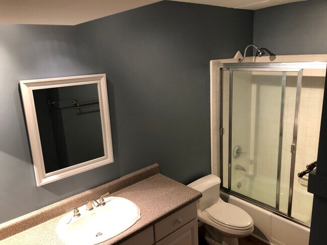 Building Photo - Charming sunny 1 bdrm w/hardwood in Playa Del Rey