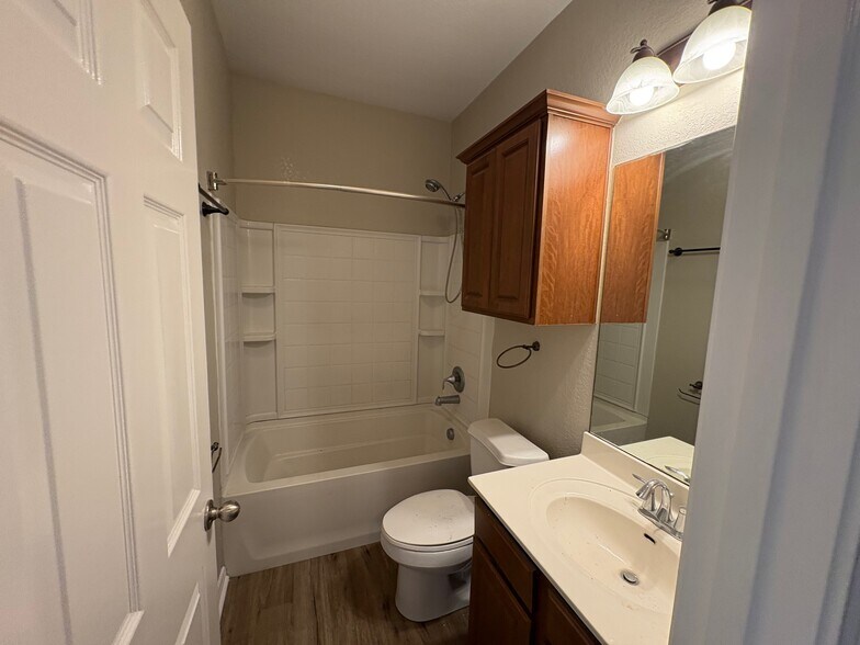 Central Bathroom - 3960 Wensledale Dr