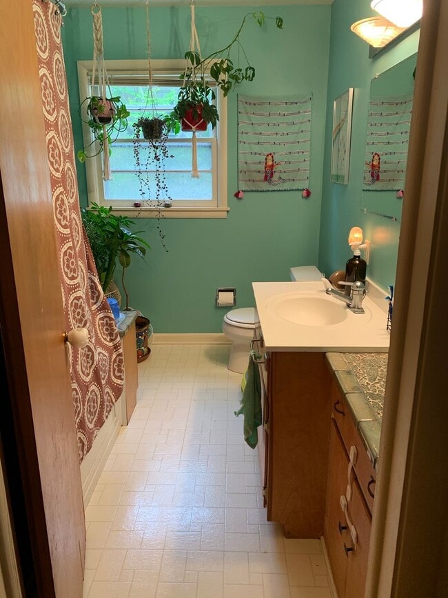 Building Photo - Charming Midvale Heights Ranch