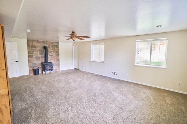 Building Photo - 850 E 550 S