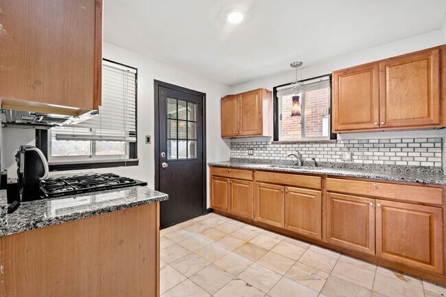 Building Photo - SCORE 50% OFF 1ST MONTH'S RENT IF SIGNED BY APRIL 10! Amazing 2 bedroom home in Clairton availabl...