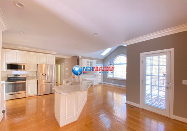 Building Photo - Spacious 6 bedrooms house in the NORTHVIEW...