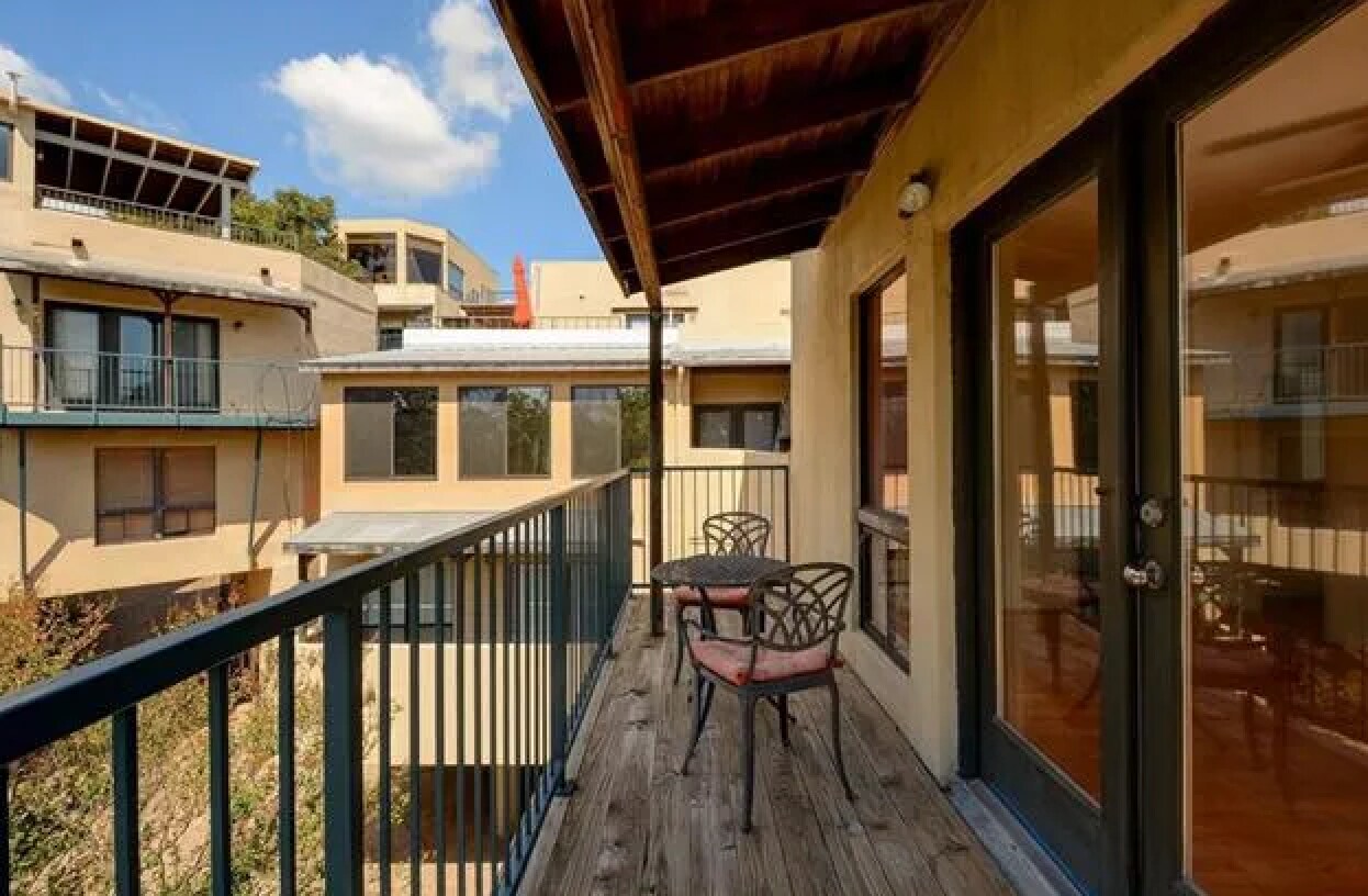 Large primary balcony - 1106 W 6th St