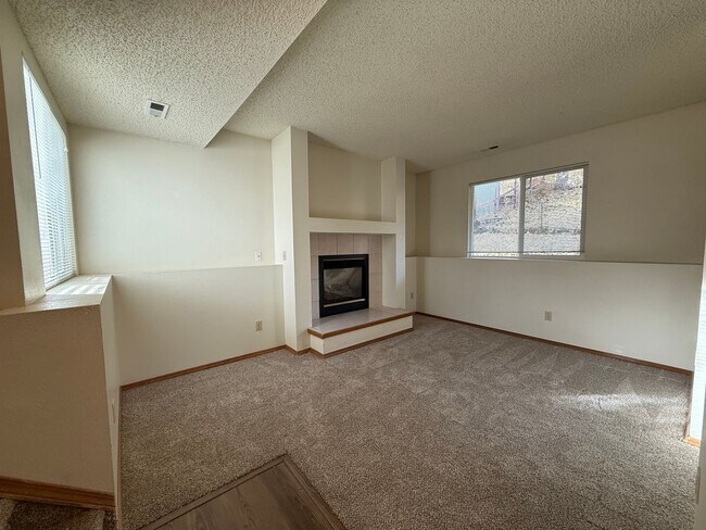 Building Photo - Near Ft Carson, 1342sf Bi-level, 3bd/2ba/2-car!