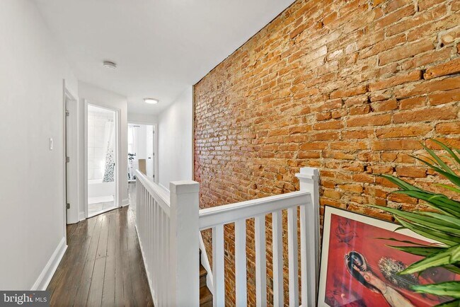 Building Photo - 2648 E Mayfield St