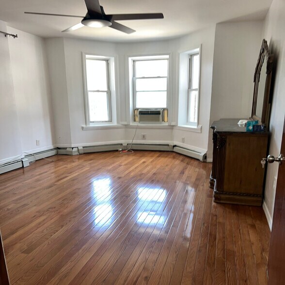 Primary Photo - 227A Manhattan Ave