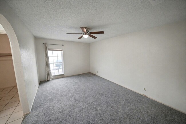 Building Photo - Charming 3-bed, 2-bath home in Universal C...