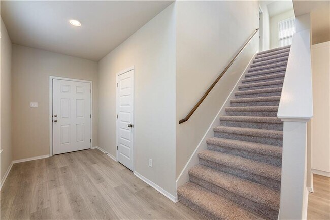 Building Photo - 220 Trailside Ln
