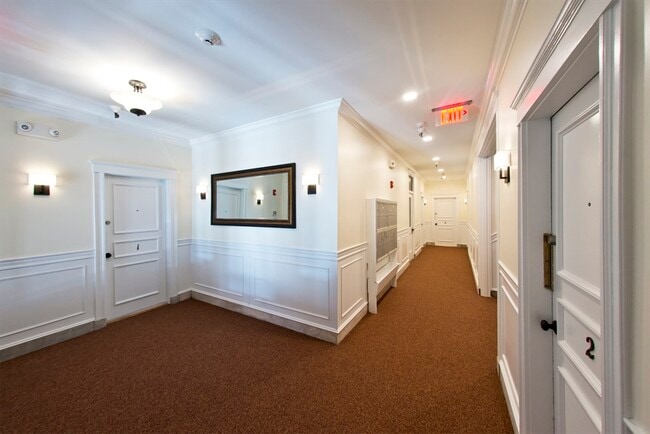 Building Photo - 73 Park Dr