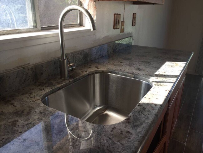 Building Photo - Charming Apartment in San Leandro
