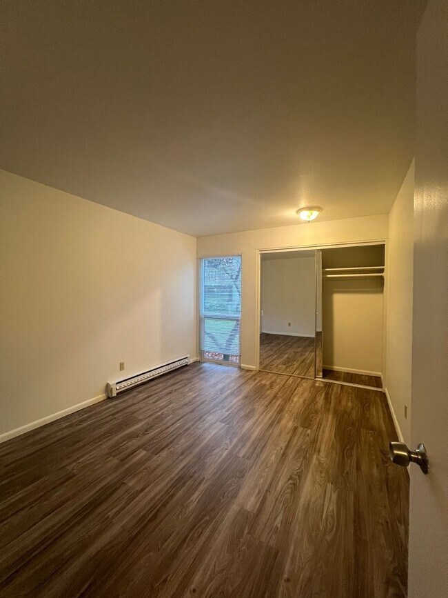 Building Photo - Rent Special - Ground Level 2 Bedroom Unit