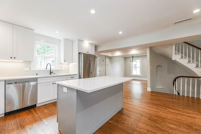 Building Photo - Modern 4bed 3 Bath with 3 parking