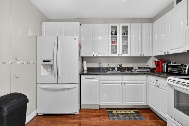 Building Photo - 401 Golden Isles Dr