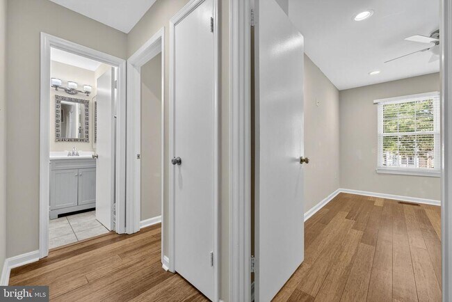 Building Photo - 8605 Western Oak Dr