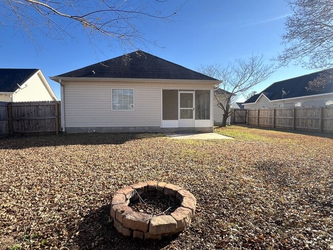 Building Photo - Absolutely Adorable Home Near Lake Joy Elementary