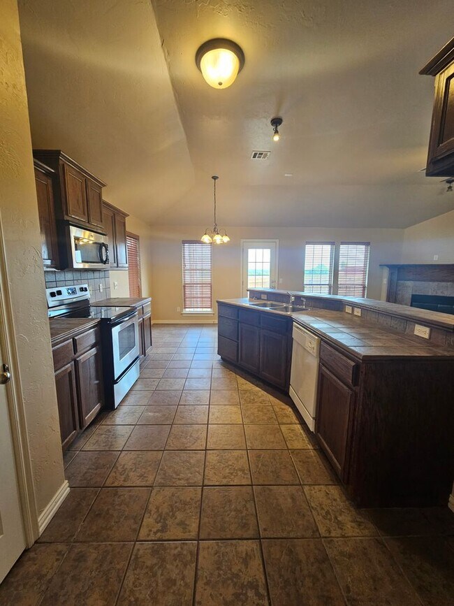 Building Photo - (3) Bed/(2) Bath in Tecumseh Ridge Avail Now!