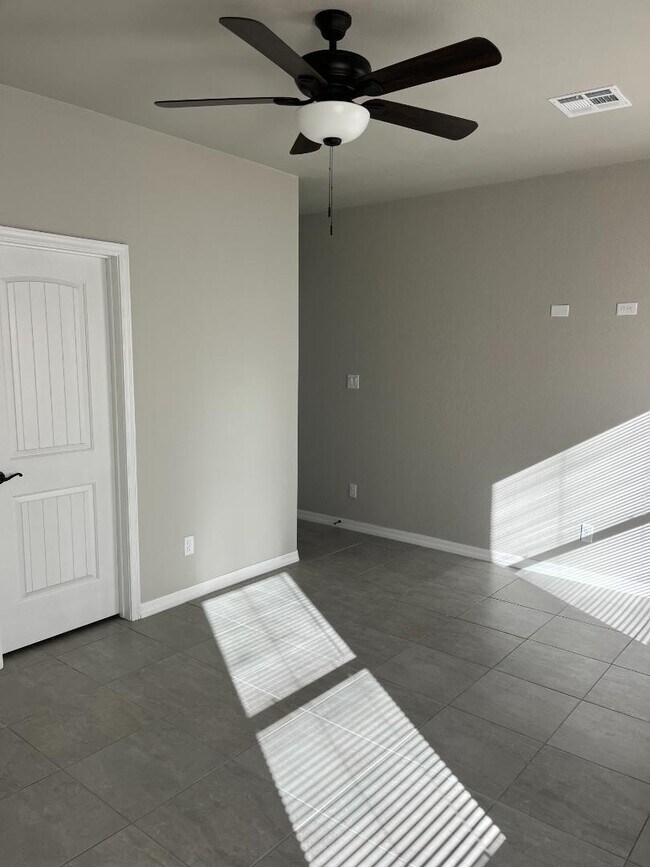 Building Photo - 10615 E 45th Pl