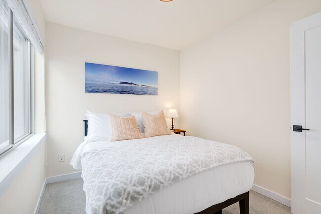 Building Photo - 823 NE 70th St