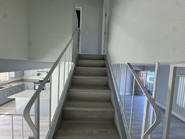 Building Photo - Fully renovated Condo