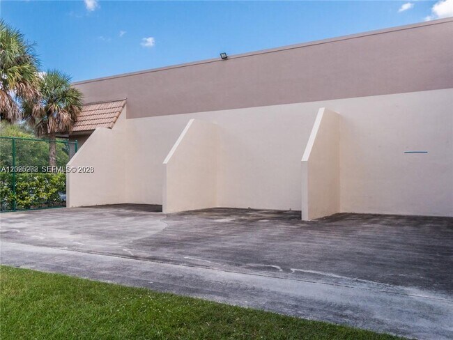 Building Photo - 436 Lakeview Dr