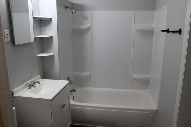 Building Photo - Cute 2BR in North Salem!