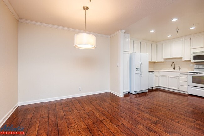 Building Photo - Old Mill Condo | Corner Unit | Desirable Location