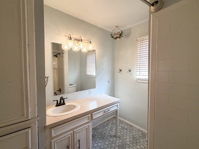 Building Photo - Maedgen Area | 2 Spacious Bedrooms | 1 Car Garage