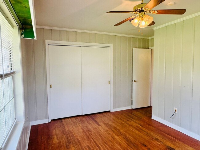 Building Photo - 3-Bedroom -Bright, Charming, and Move-In R...
