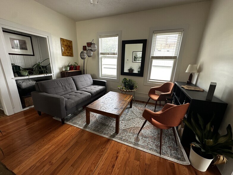 Building Photo - 1049 7th St W