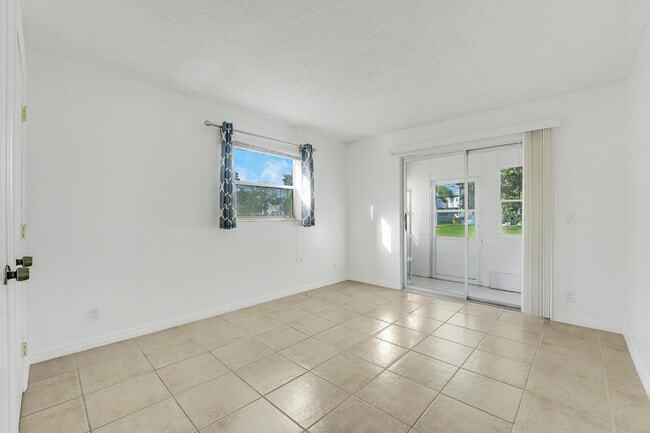 Building Photo - 541 Saxony Dr
