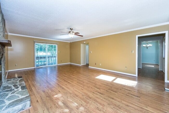 Building Photo - 3BD/1BA Home in Hickory