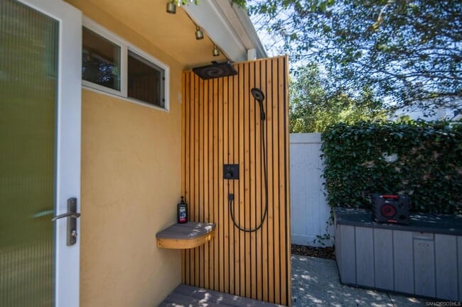 Building Photo - 1040 Alameda Blvd