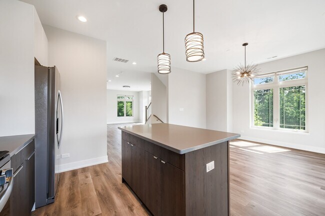 Building Photo - 39 Forest Ave