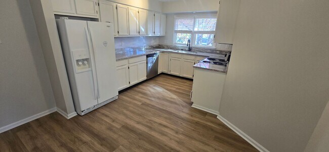 Building Photo - Great clean one level condo convenient to ...