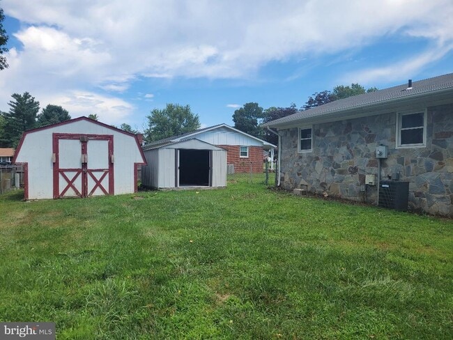 Building Photo - 601 Perry Dr