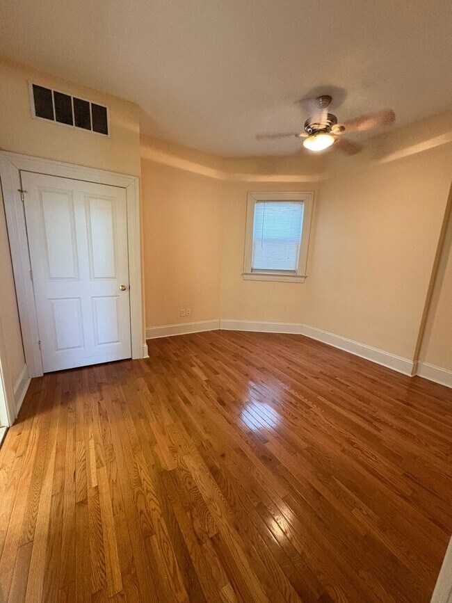 Building Photo - Available now! Cozy Updated 1 Bed 1 Bath i...